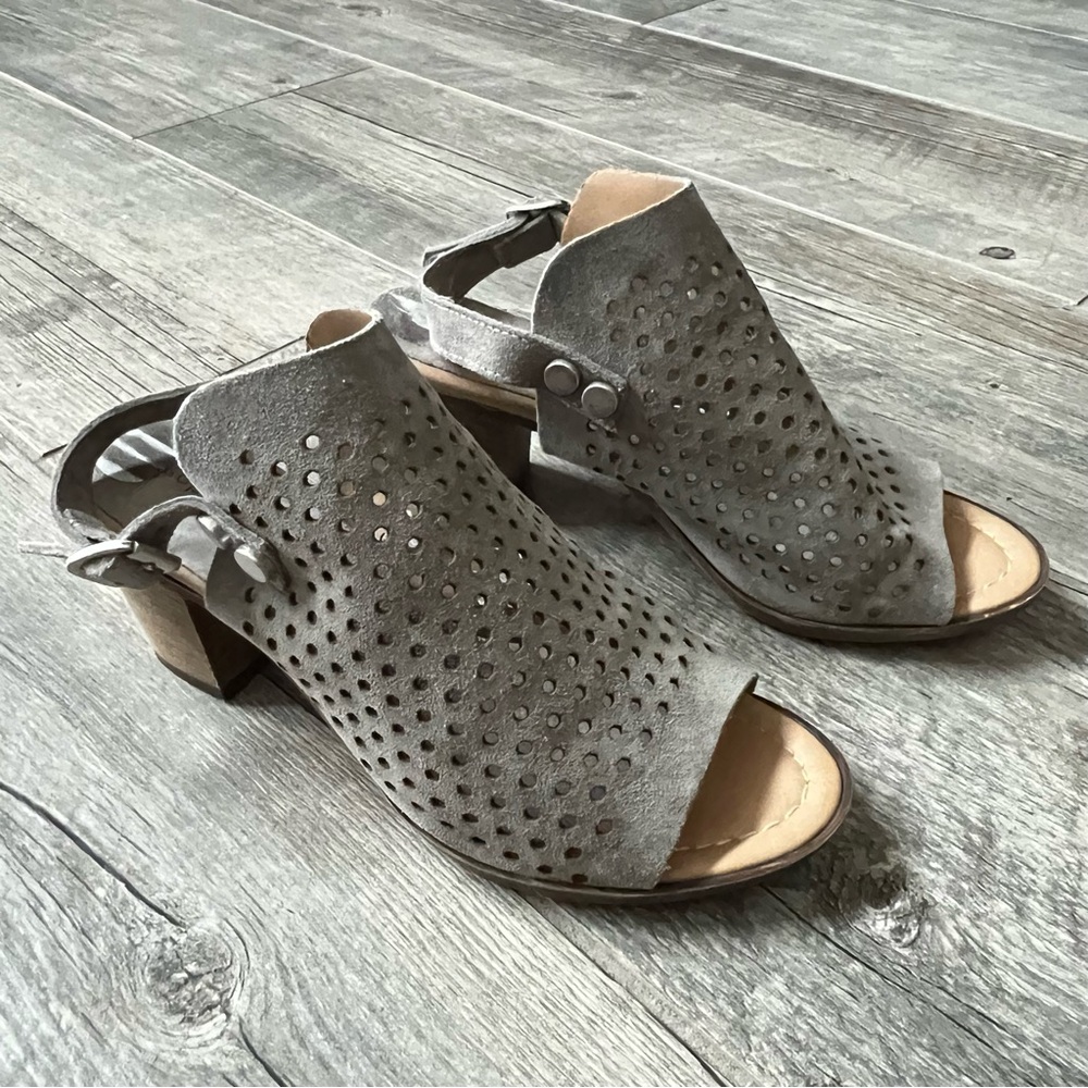 Sophia Milano Perforated Peep Toe Sling Back Leather Sandals Blocked Heels